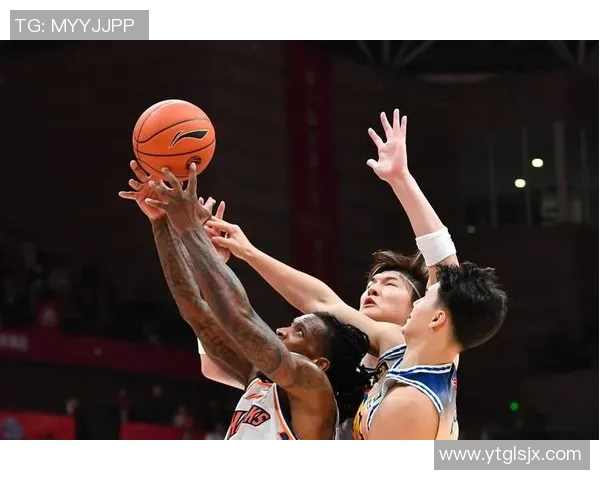 上海篮球队中路突破战术解析与实战应用探讨